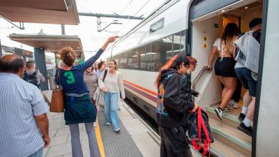 Una de las viajeras, cansada de las inconcreciones, se puso a indicar a los viajeros a qué trenes debían subir. Foto: Marc Bosch