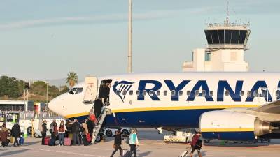 Un avión de Ryanair, en las pistas del Aeropuerto de Reus. Foto: Alfredo González