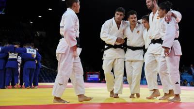 El equipo español, tras pasar a octavos de final. FOTO: EFE