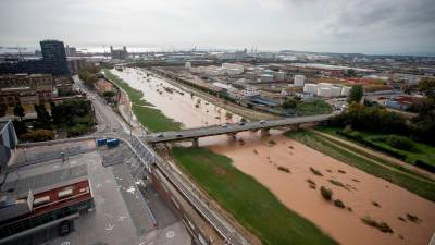 El río Francolí desbordado tras las lluvias con el polígono de fondo. foto: marc bosch