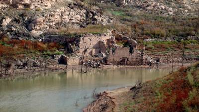 La falta de agua en el embalse de Siurana deja al descubierto antiguas estructuras. Foto: ACN