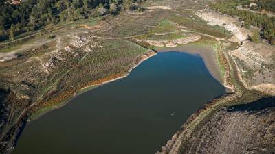 Agua contenida en el embalse de Riudecanyes. Foto: ACN