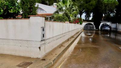 Imágenes de esta mañana de la urbanización La Móra. Fotos: Marc Bosch