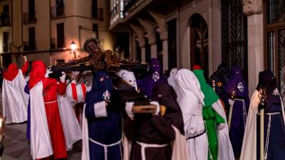 El Sant Crist va ser dut a espatlles per membres de diverses confraries. Foto: Claudio Ianau