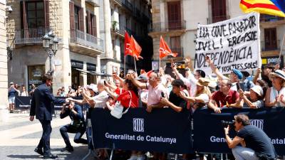 El president Illa saludó a un grupo de simpatizantes, aunque hubo también detractores. quique garcía/efe