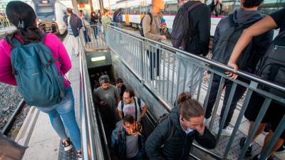 Los usuarios llegando a la estación de Sant Vicenç de Calders. foto: Marc Bosch