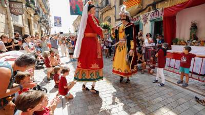 Els Gegants Vells ballant davant de la imatge de Sant Roc. Foto: Pere Ferré