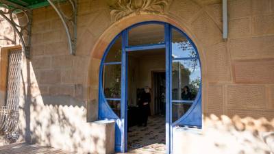 Un dels accessos característics de l’edifici, amb fusteries ben conservades. Foto: Alba Mariné