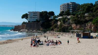 En la playa de Capellans ya se ha montado el chiringuito, que deberá reducir a la mitad el espacio de terraza. Foto: Fabián Acidres