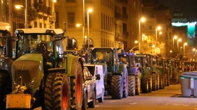 Tractores en Barcelona durante la noche. Foto: ACN