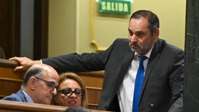 El ex ministro José Luis Ábalos (d) durante el Pleno del Congreso de los Diputados celebrado este martes en Madrid. Foto: EFE