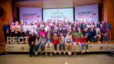 Todos los premiados presentes se fotografiaron conjuntamente al final del acto. Foto: Marc Bosch