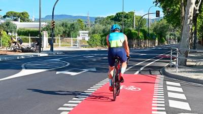 Un ciclista, en dirección Castellvell, por el nuevo carril bici que une Reus con este municipio vecino. FOTO: Alfredo González