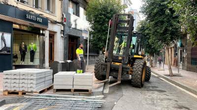 Los operarios, colocando ayer las vallas. Foto: Alfredo González