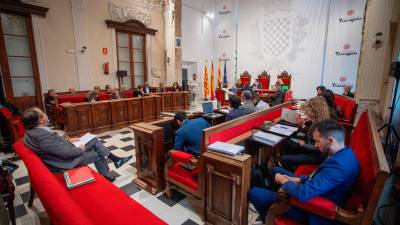 El pleno de ayer, en el que el gobierno del PSC avaló las cuentas con Junts y ECP, con la abstención de los no adscritos. Foto: Marc Bosch