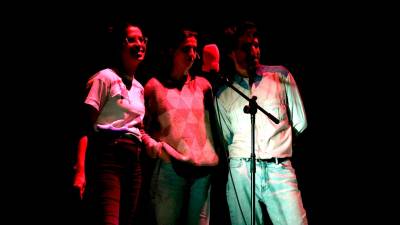 Maria Alejandre, Pau Ferran y Bàrbara Roig ensayando ‘Petro, una història d’amor’ en el Convent de les Arts. Foto: ACN