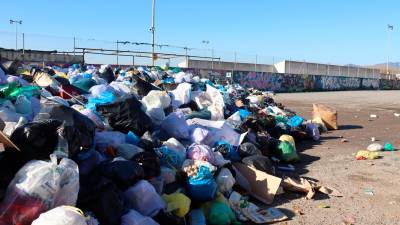 Basura acumulada en el área de emergencia de L’Arboç (Baix Penedès). Foto: ACN