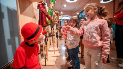 L’exposició de titelles que es pot veure al vestíbul del Teatre Principal. foto: marc bosch