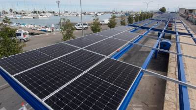 Detall dels panells fotovoltaics que s’estan instal·lant al port de la Ràpita. Foto: J. Revillas