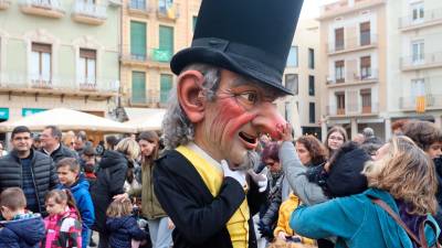 Alguns infants, encuriosits, tocaven el nas del tradicional personatge, que va recórrer els carrers del centre. Foto: Alba Mariné