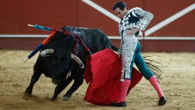 El diestro Juan Ortega con la muleta durante la corrida de toros que se celebró el 5 de febrero en la plaza de toros de Valdemorillo. Foto: EFE