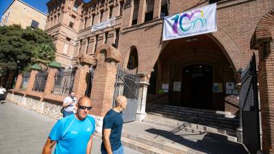 Hoy se cumplen exactamente 100 años desde que el edificio abrió sus puertas. La fachada luce el logo conmemorativo. foto: Àngel Ullate