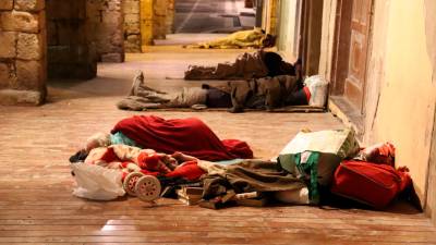 Un grupo de personas sin techo durmiendo en las calles de Tarragona. Foto: ACN