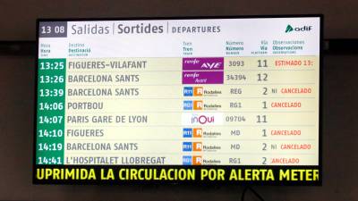 Una pantalla informativa con la suspensión de trenes de Rodalies por culpa de la DANA. Foto: ACN