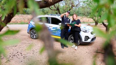 El jefe de la Guàrdia Municipal de Riudoms, Crist Manel Ramos; y la concejala de Seguretat Ciutadana, Imma Mestre, en una de las fincas de olivos del municipio. Foto: Alba Mariné