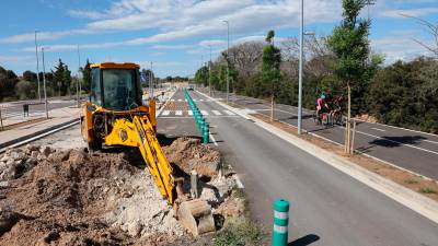 Las máquinas están adecuando estos días el espacio que ocupaban las torres en medio de la nueva avenida. Foto: Alba Mariné