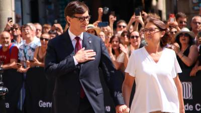 Illa, con su mujer, antes de entrar al Parlament. Foto: ACN