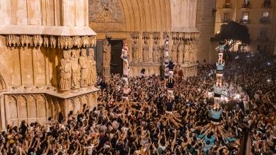 Las collas levantaron sus pilars al paso de la reliquia en medio de una plaza abarrotada de gente. foto: Àngel Ullate