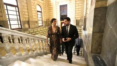 Alícia Romero, conversando con el alcalde Rubén Viñuales en las escaleras del ayuntamiento. Foto: Marc Bosch