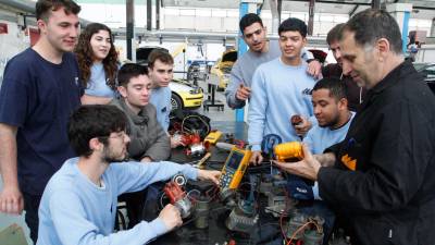 Alumnos del ciclo formativo de grado superior de Automoción del Institut Pere Martell. Foto: Pere Ferré