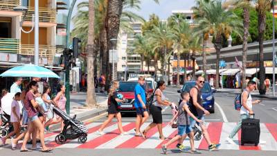 Imagen de un grupo de turistas por las calles de Salou. Foto: Alba Mariné