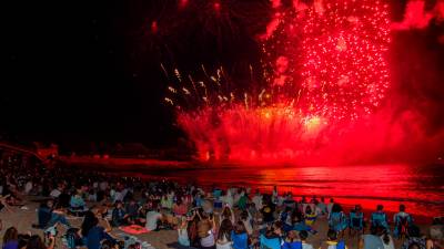 La playa de El Miracle, llena de público disfrutando del Concurs de Focs de 2023. Foto: Alejandro Navarro