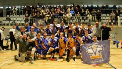 El Roquetes celebra la victoria ante el Sabadell y la clasificación a la Copa Príncipe. foto: cedida