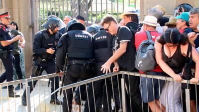 Forcejament entre Mossos i manifestants a l’entrada de la Ciutadella. Foto: ACN