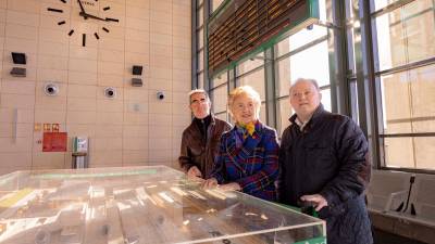 Eudald Roca, Laura Roigé y Joan Martí Pla, en el vestíbulo de la estación de Camp de Tarragona. foto: À. Ullate