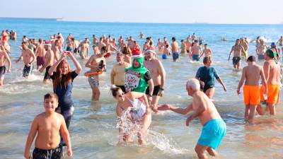 Unas 2000 personas se bañan en la playa de La Pineda para celebrar la llegada del 2025. Foto: A. Mariné