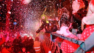 El confeti invadiendo las calles como en el Cós Blanc de Salou el pasado sábado 4. foto: ÀNGEL ULLATE