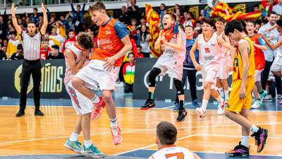 Los jugadores valencianos celebran el triunfo ante Catalunya en el Palau d’Esports Catalunya de Tarragona. Foto: FEB