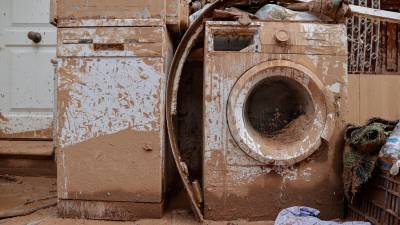 Varios electrodomésticos inutilizados en Paiporta, Valencia, este lunes. Foto: EFE