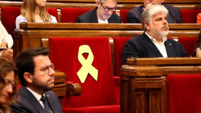 L’escó buit del diputat Carles Puigdemont. Al seu costat, el vallenc Albert Batet. Foto: ACN