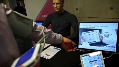 Diferentes expositores de la feria dedicada a la rehabilitación neurológica y la discapacidad, que se celebra en Barcelona. Foto: efe