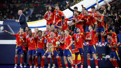 España alza la Eurocopa conseguida en Berlín. Foto: EFE