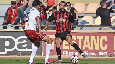 Ángel Martínez controla un balón durante el partido del domingo ante el Huesca. Foto: Alfredo González