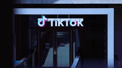 Fotografía de archivo del 24 de abril de 2024 del logo de la red social TikTok en su sede en Los Ángeles (Estados Unidos). Foto: EFE