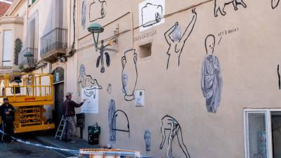 El Carrer de Sant Magí luce desde este viernes el nuevo mural del renombrado artista urbano Escif, titulado ‘Jardí Romà’. Foto: Ajuntament de Tarragona