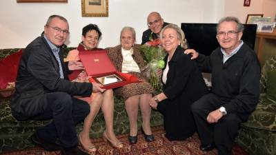 Rosa Ferrús rebent l´homenatge de l´Ajuntament de Reus i de la seva família, ahir a la tarda. Foto: A. González